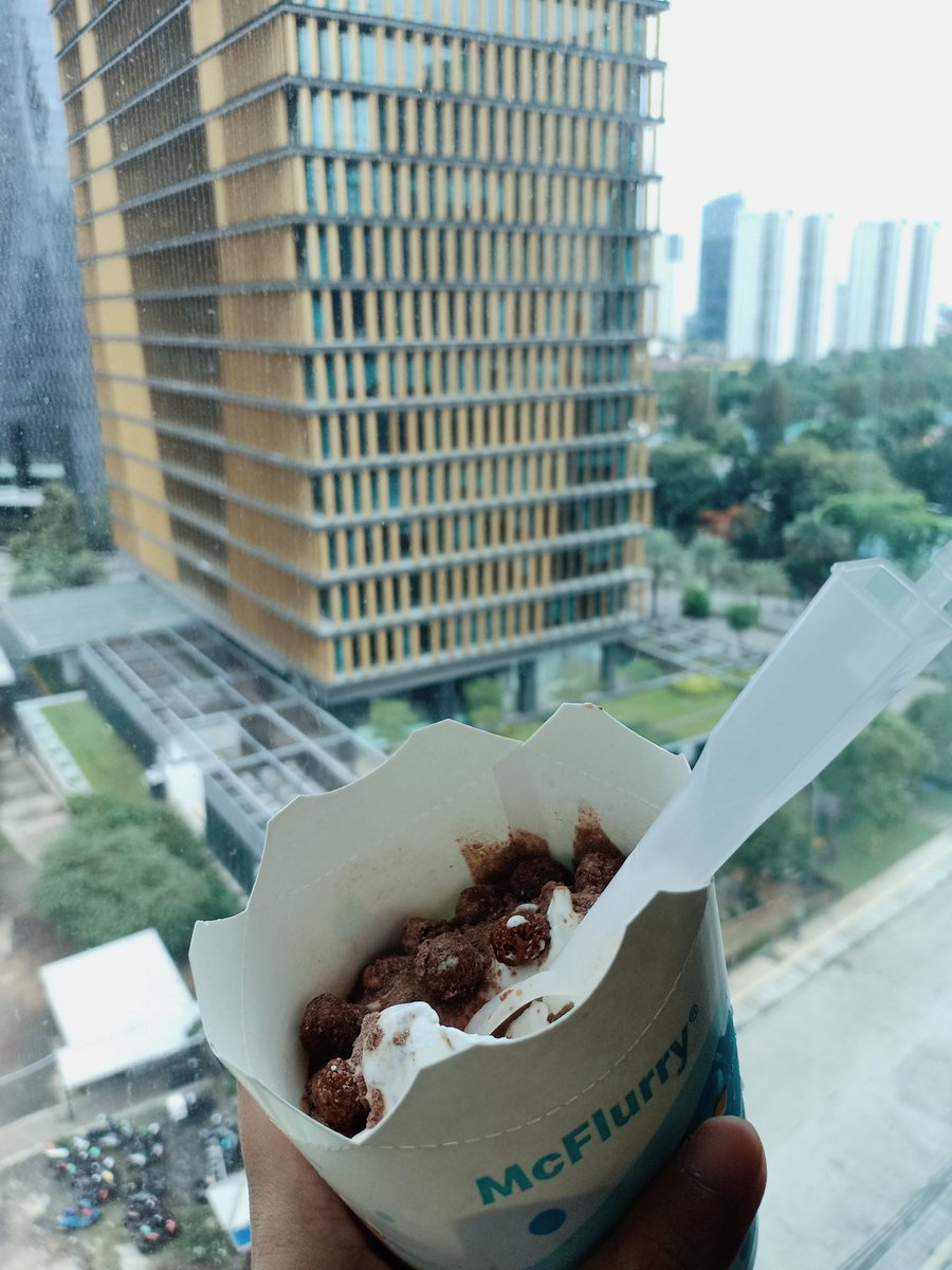 xtina_at's tweet photo. Dear me on #2021, from 10th floor! 🤍 https://t.co/CyEwuZPIfl
