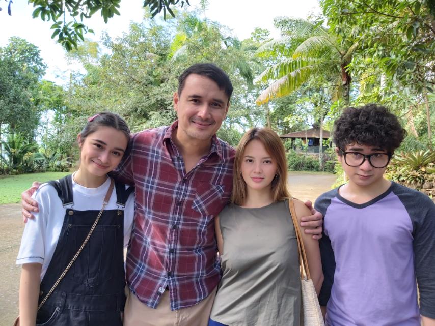 JohnEnEllenTV5's tweet photo. Excited na ba kayong makilala ang magulo pero masayang Pamilya Kulantong? 👨‍👩‍👧‍👦

Mapapanood na natin sina John En Ellen at ang kanilang cute na twins, sina Cam &amp; Val, ngayong January 2021 na sa TV5!

#JohnEnEllenOnTV5 
#JohnEstrada #EllenAdarna
#AngelinaCruz #YogoSingh https://t.co/MQ9860P7Bv
