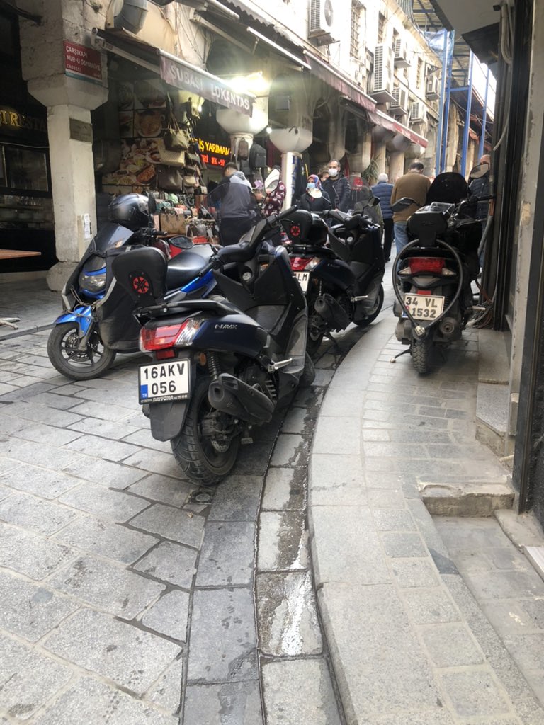 sdkmsll's tweet photo. Burası günde binlerce turistin gezdiği Kapalıçarşı’nın en işlek kapılarından birinin girişi, motosiklet rezilliği yüzünden sokakta yürümek nerdeyse imkansız @ekrem_imamoglu @ibbzabita @FatihBelediye https://t.co/OStS3rJOGE