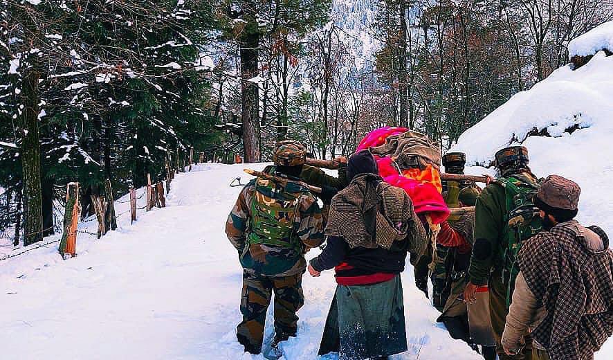 satyakumar_y's tweet photo. Neema Bano was in the advanced stage of her pregnancy. 

As all roads were blocked due to heavy snowfall, her father sought help of the Kilo Force (Rashtriya Rifles).

Then, the soldiers carried her on their shoulders &amp; ensured she reached the hospital in time. https://t.co/kzjczNq4DK