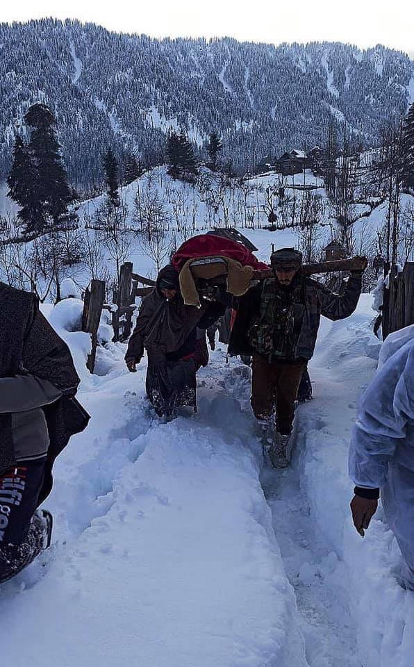 satyakumar_y's tweet photo. Neema Bano was in the advanced stage of her pregnancy. 

As all roads were blocked due to heavy snowfall, her father sought help of the Kilo Force (Rashtriya Rifles).

Then, the soldiers carried her on their shoulders &amp; ensured she reached the hospital in time. https://t.co/kzjczNq4DK