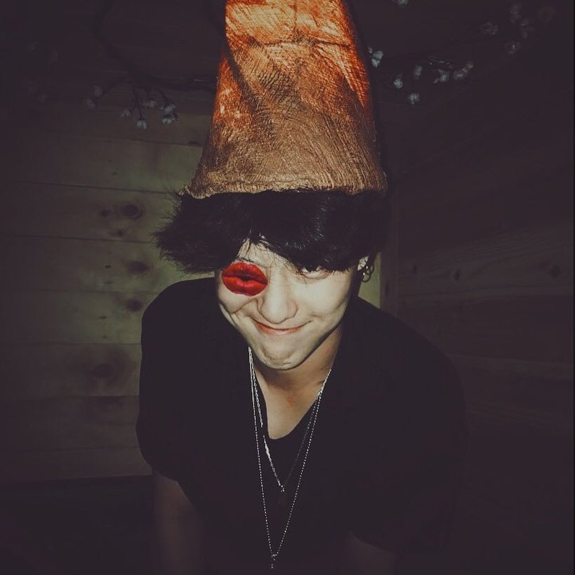 are you a MOODZ or are you someone who wants to stan WOODZ but is lost with who to follow or where to look for updates because of the amount of contents he releases? fret no more. buckle up, this thread will be a guide on who and what accounts you should follow!