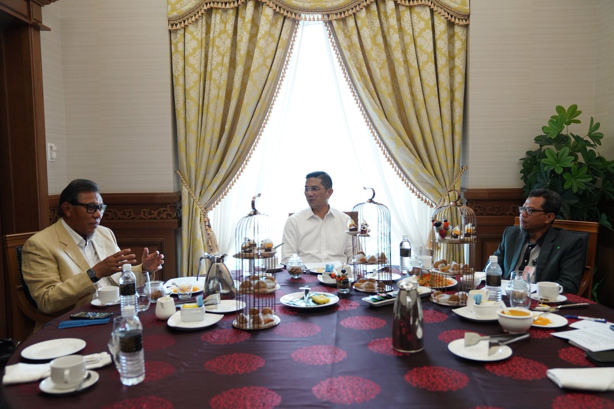 AzminAli's tweet photo. Pertemuan pertama bersama YB Datuk Abdul Rashid Bin Asari, Pengerusi Badan Pimpinan Bersatu Selangor dan YB Dato' Dr. Ahmad Yunus Bin Hairi, Pesuruhjaya PAS Negeri Selangor di Putrajaya petang ini untuk menyelaras dan memperkukuh Perikatan Nasional Negeri Selangor. https://t.co/HBJrkWqwgj