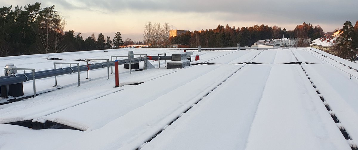 Installasjonen av solcelleanlegget på <a href="/ubfoslo/">Undervisningsbygg</a> sin nye Nøklevann skole ble ferdig før jul. Nå gjenstår det å sette anlegget i drift. Litt mildere være og litt sol vil være nok til at snøen på panelene smelter og solstrømproduksjonen settes i gang.