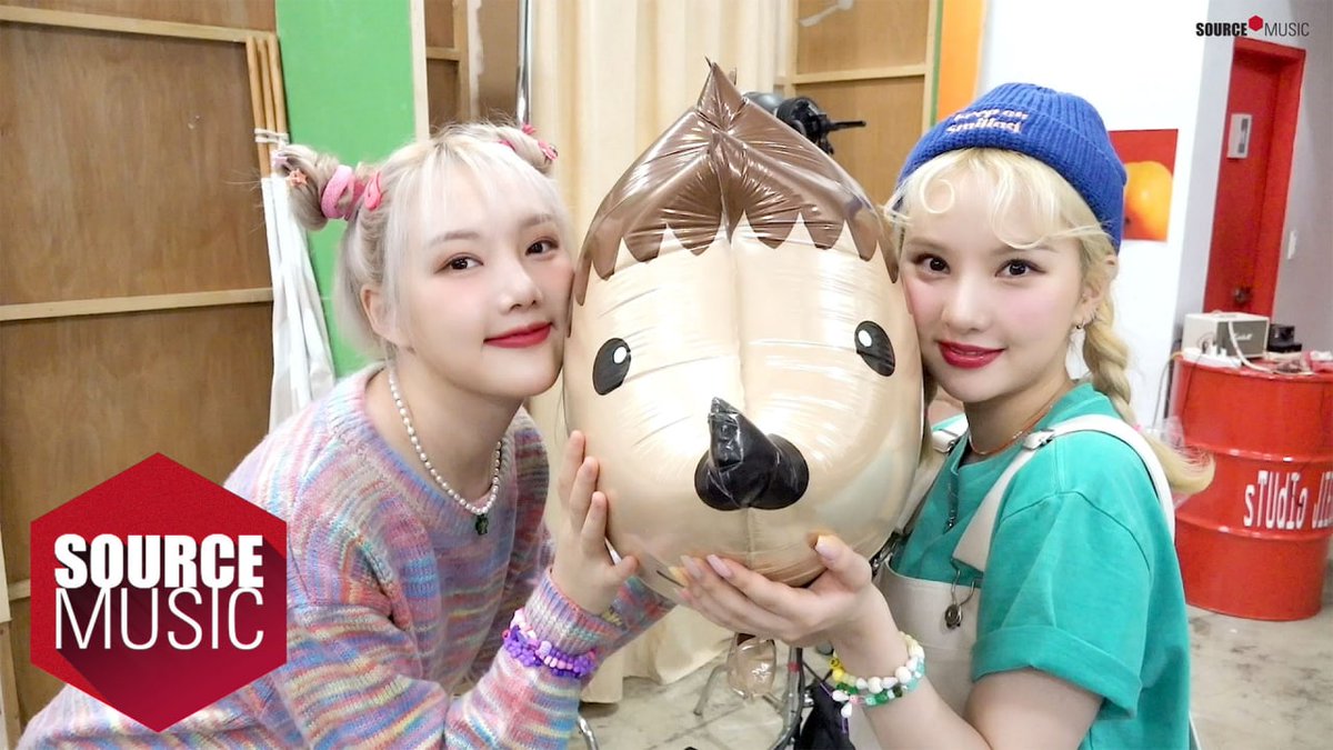 sourcemusicFS's tweet image. #여자친구스탭

#여자친구 #GFRIEND 
#BUDDY MEMBERSHIP KIT 
Shooting Behind 가 공개되었습니다❣️
여친이들이 집🏡에서 하루를 보내는 방법😃

지금 바로 위버스에서 확인해보세요🌟

* 해당 영상은 멤버십 전용 입니다.  
* 자세한 내용은 위버스 - 미디어 탭에서 
확인해주시기 바랍니다.