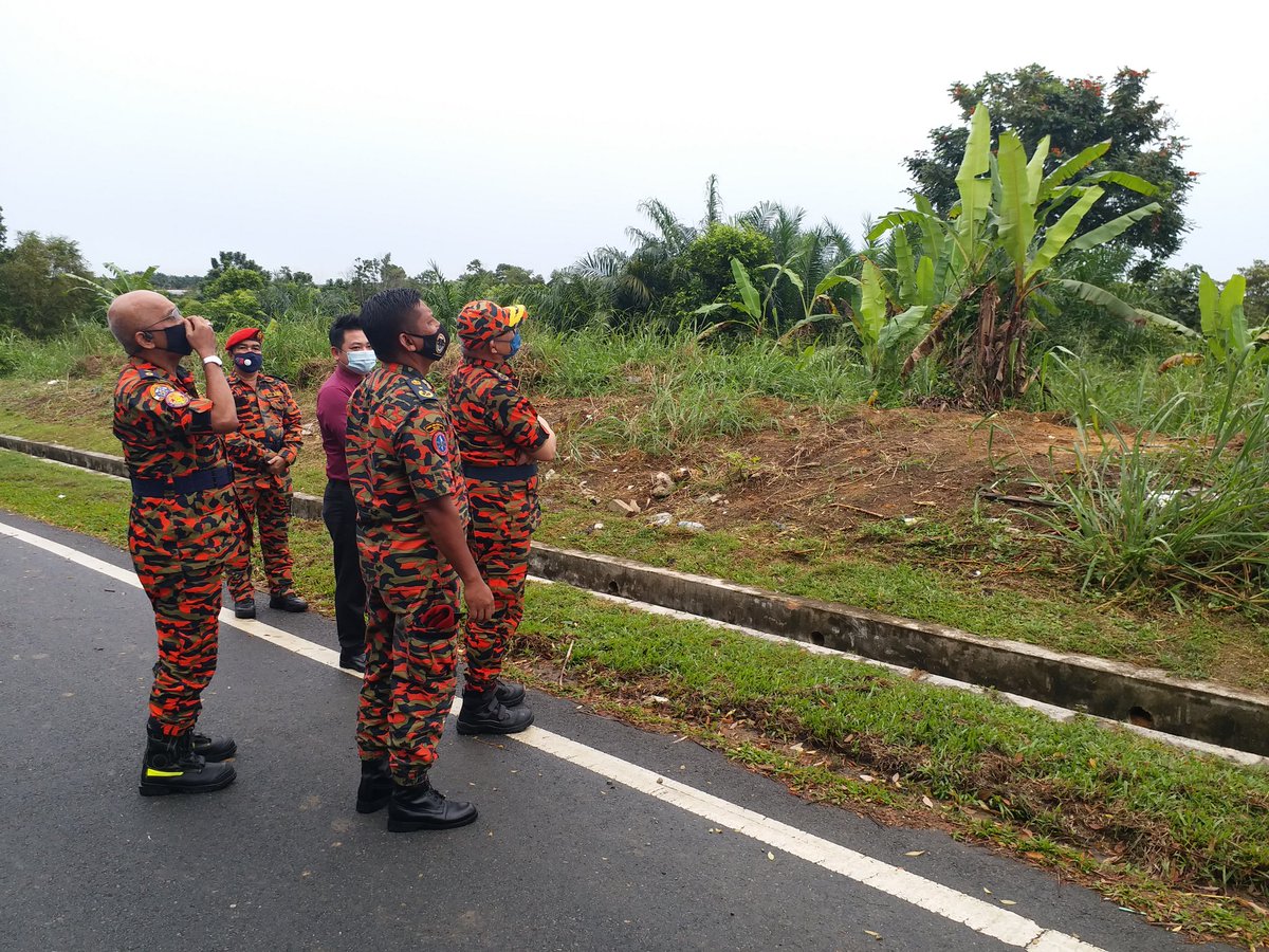 KP_bombaJBPM's tweet photo. 7.1.2021 : Berkesempatan melawat lokasi cadangan tapak tanah Pangkalan Udara Bomba Zon Selatan, Senai pada petang ini. https://t.co/wsWcpEHiRt