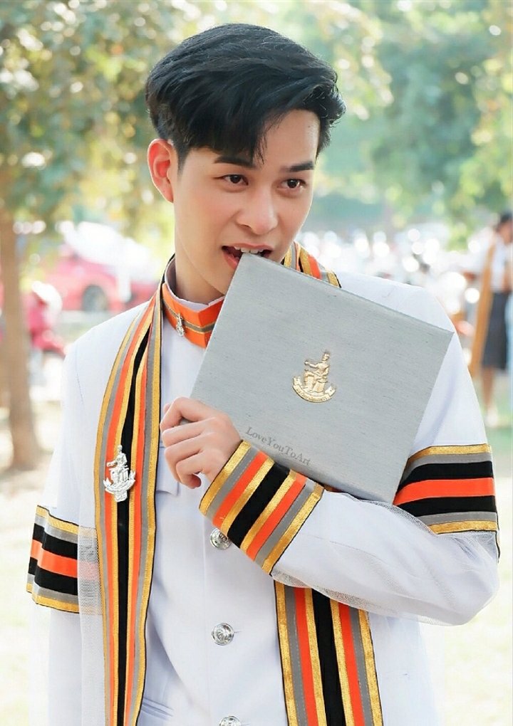 ArtpakpoomBR's tweet photo. the mouth also serves to show your graduation diploma, I liked it that way too baby 😁🥰
#Artpakpoom
#Babyheart
#ARTGRADUATIONDAY
#secretAdmirerTheSeries
#BOYYENT
cr: LoveYouToArt https://t.co/7AWUqfbV9i