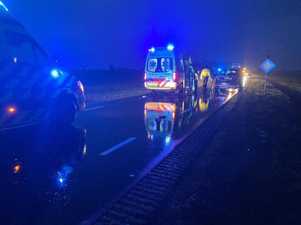 Fietsster met de boot naar het ziekenhuis na aanrijding De Waal..