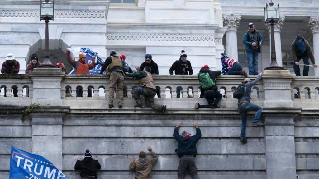 #WashingtonDCProtest un mezzo golpe tentato dai suprematisti bianchi, folli sostenitori di #Trump, da condannare senza esitazioni. La democrazia non è un optional.