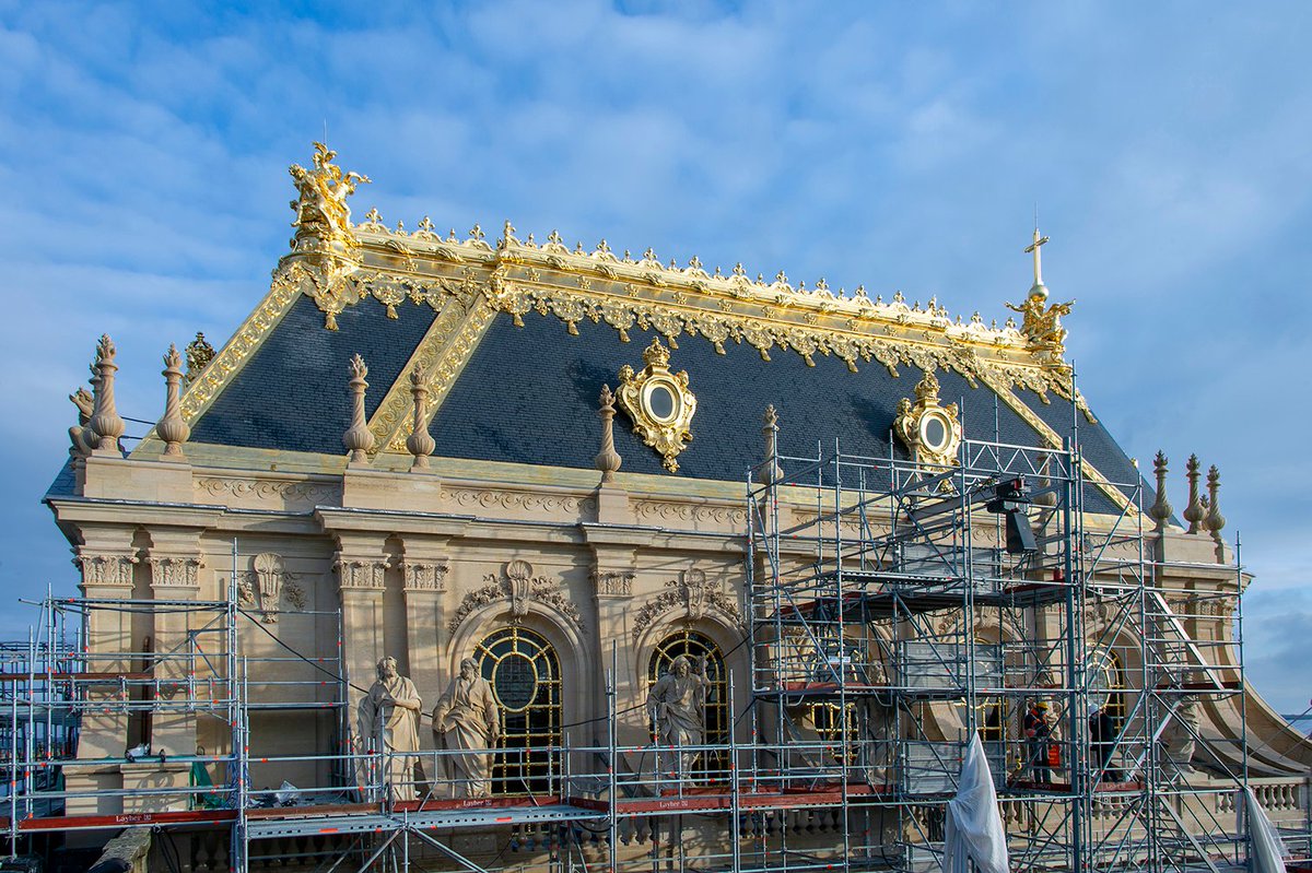 CVersailles's tweet image. 🇫🇷 La toiture de la Chapelle Royale est restaurée et désormais complétement dévoilée ! Il faudra attendre le printemps pour découvrir la partie basse où les tailleurs de pierre et sculpteurs sont à l’œuvre encore pour quelques mois.