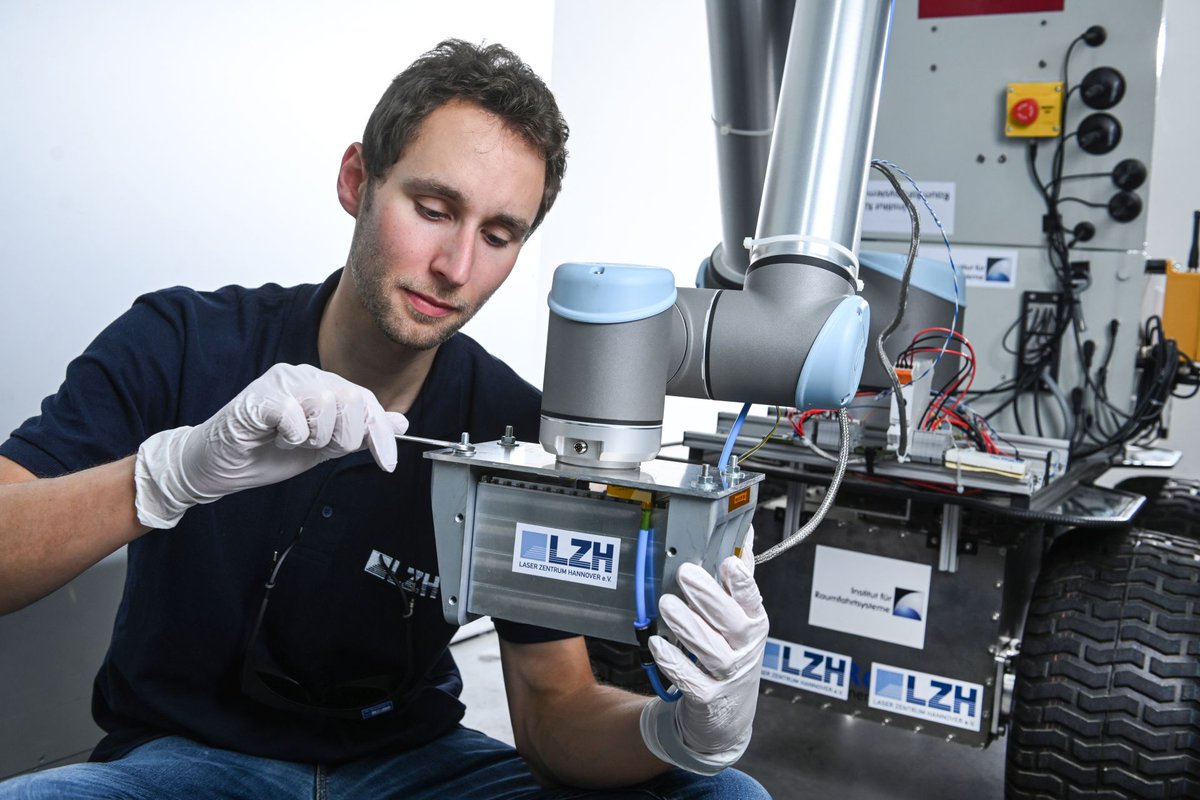 LZH_News's tweet image. On the way to settlements on #Moon: Finishing project MOONRISE, the LZH &amp;amp; @TUBSpaceSystems melted #Regolith into structures. In the @hitec_elevator, they had already melted it into spheres. #Moonrise #3DPrinting @tuBraunschweig @UniHannover @VolkswagenSt bit.ly/35zj7K7