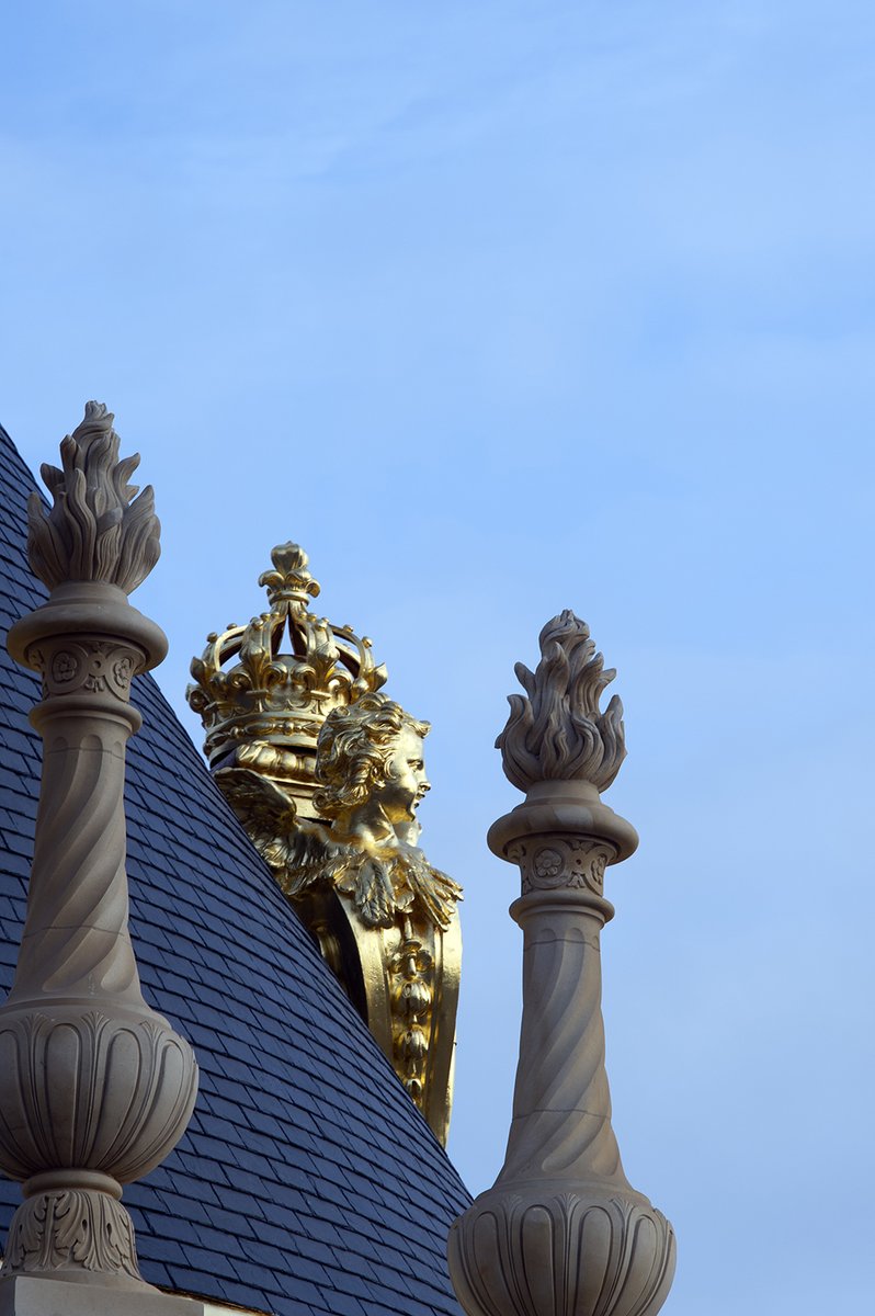 CVersailles's tweet image. 🇫🇷 La toiture de la Chapelle Royale est restaurée et désormais complétement dévoilée ! Il faudra attendre le printemps pour découvrir la partie basse où les tailleurs de pierre et sculpteurs sont à l’œuvre encore pour quelques mois.