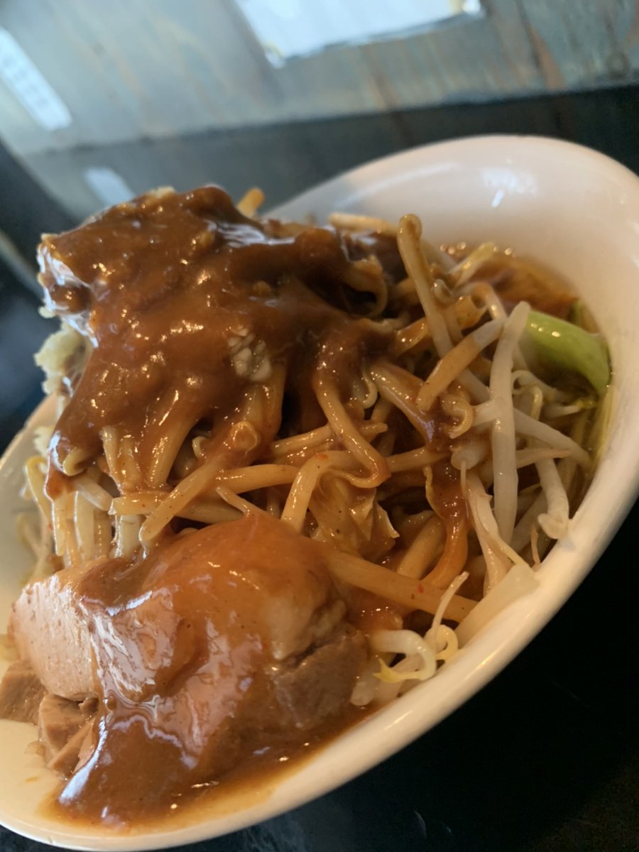 FAMOUS_GROUSE2's tweet photo. 【踊ろうサンダーバードからのお知らせ】明日から期間限定メニュー『カレーラーメン』始めます。https://t.co/hxuqOogv2h https://t.co/NBkETOtsot