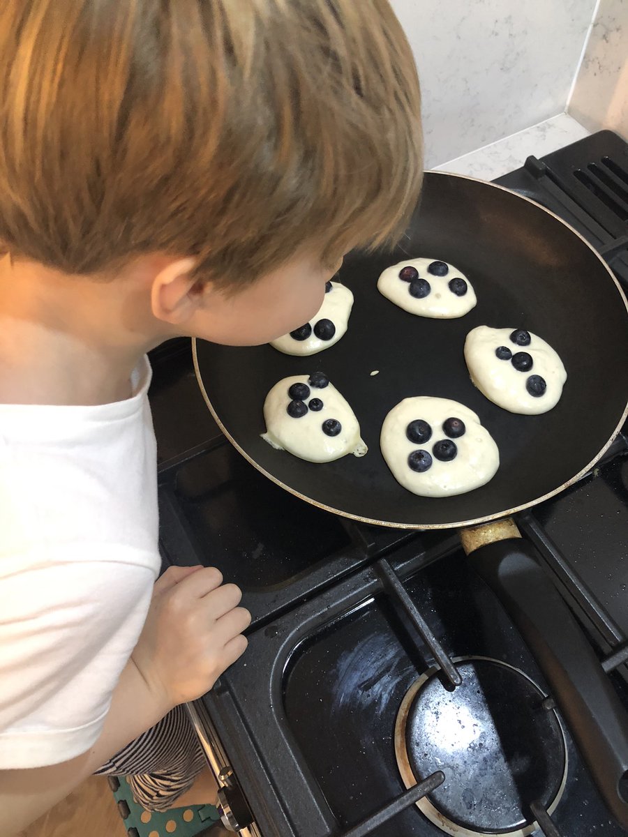 LearningLog1's tweet image. @laceygreenpa making pancakes! Missed the bicarbonate of soda at first &amp;amp; discovered how it not only alters the appearance of the pancakes but cooking time too! #LGPAScience