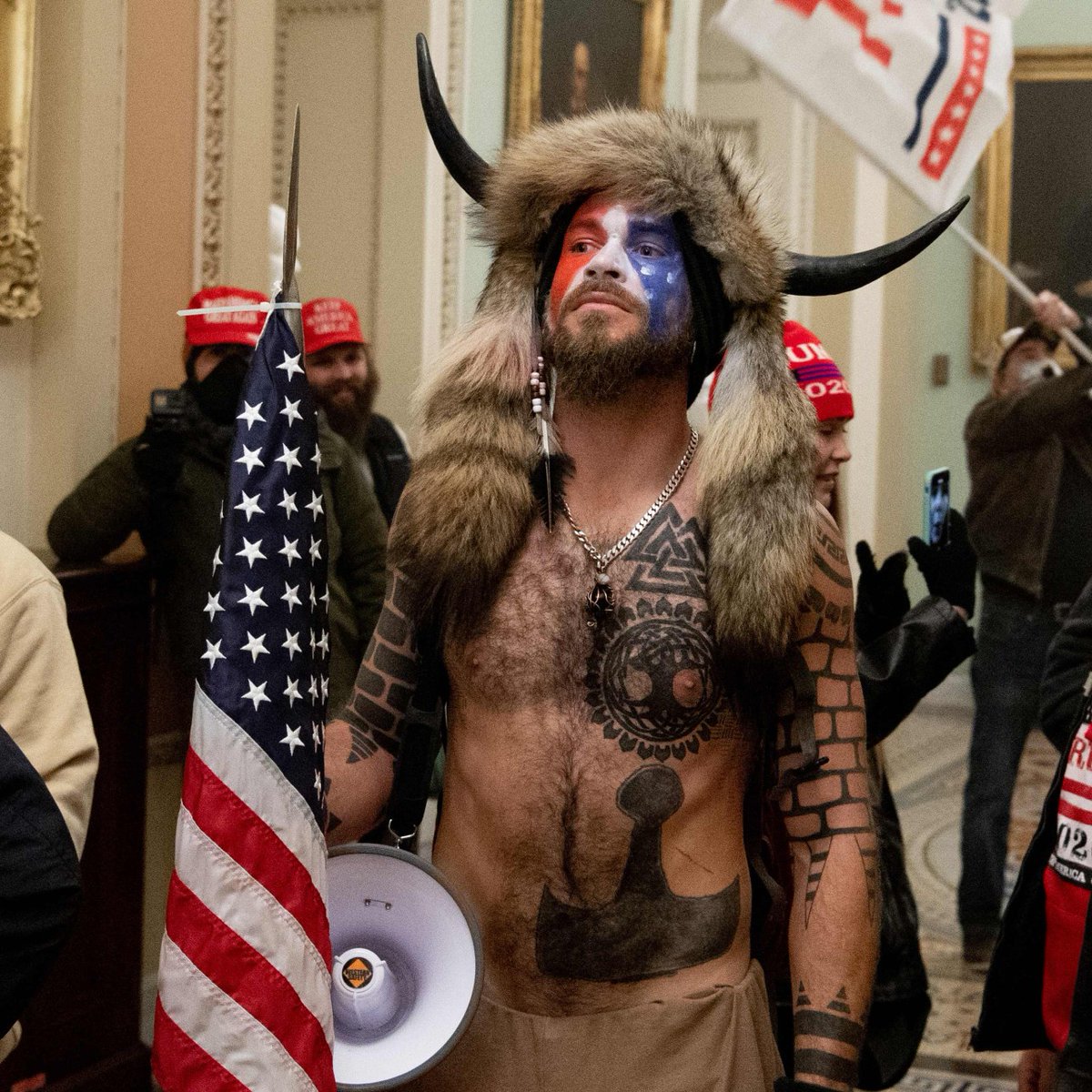 Quién es el hombre con un casco de bisonte que entró el Capitolio?