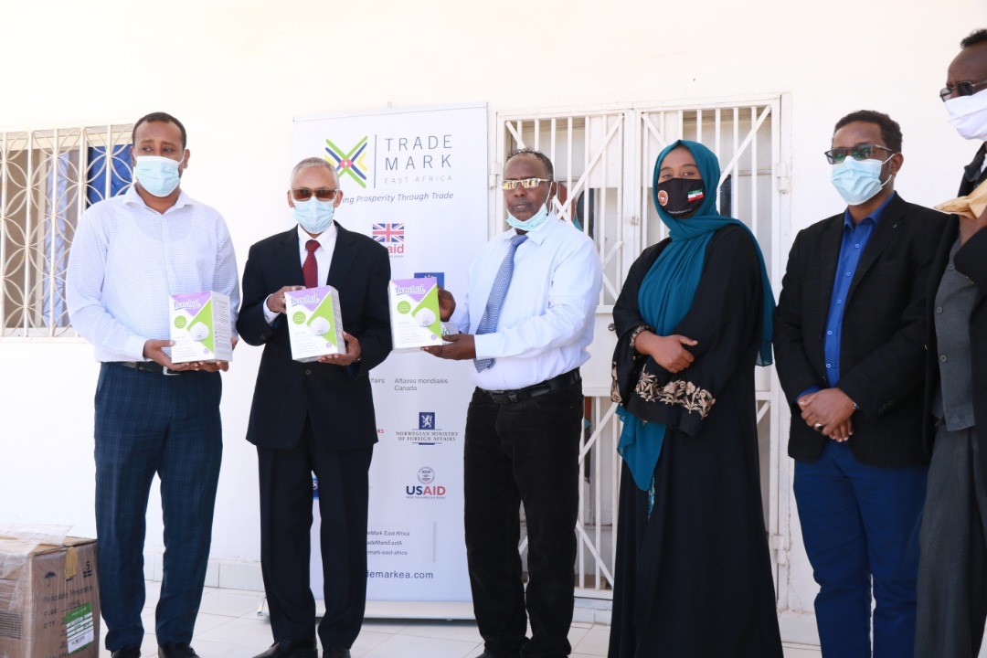 Happy to present Personal Protective Equipment (PPE) for frontline workers at Tog-Wajaale border. This complements Gov #Somaliland efforts to keep trade flowing and Covid-19 at bay

#StopCovidSomaliland
#SafeTradeSomaliland