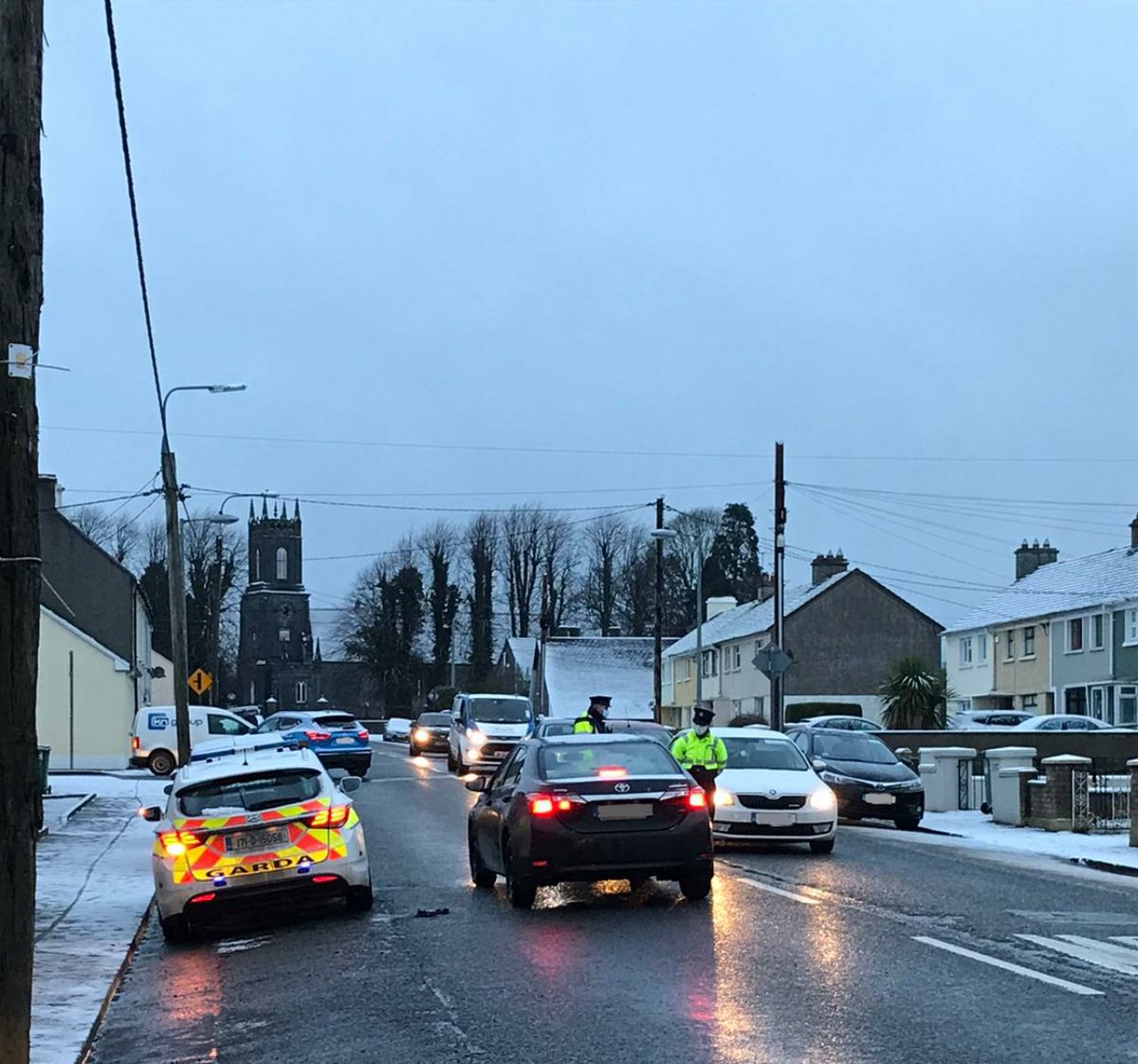 GardaTraffic's tweet image. Garda Butler and Garda Short conducting early morning #COVID19 checkpoints in Templemore.

Please continue to stay safe and stay at home. By limiting your movements, you will help stop the spread of Covid-19.

#StayAtHomeAndStaySafe #SocialDistancing #WashYourHands
