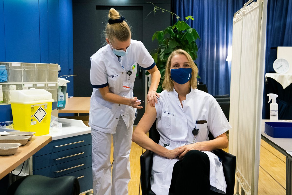 In Amphia is vandaag de eerste vaccinatie tegen COVID-19 gezet bij longarts Simone van der Sar. Een bijzonder moment voor ons allemaal! Aankomende dagen krijgen 810 Amphia medewerkers van de SEH, IC en cohort deze vaccinatie.