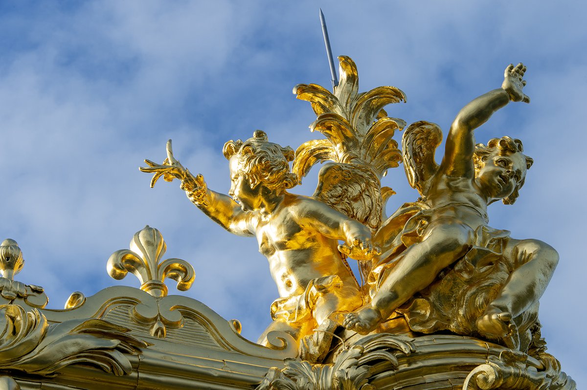 CVersailles's tweet image. 🇫🇷 La toiture de la Chapelle Royale est restaurée et désormais complétement dévoilée ! Il faudra attendre le printemps pour découvrir la partie basse où les tailleurs de pierre et sculpteurs sont à l’œuvre encore pour quelques mois.