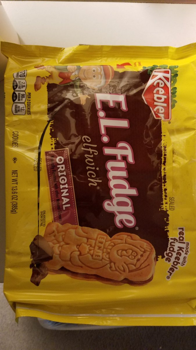 LarnellParker's tweet photo. For 2021, I resolve to eat healthier, so I immediately went out and bought these. 👇
Oh don't shake your head at me, I picked 'original' over the usual 'double stuffed'. That's progress! 😉😎👍 #ELFudge https://t.co/zrZZ4TWbza