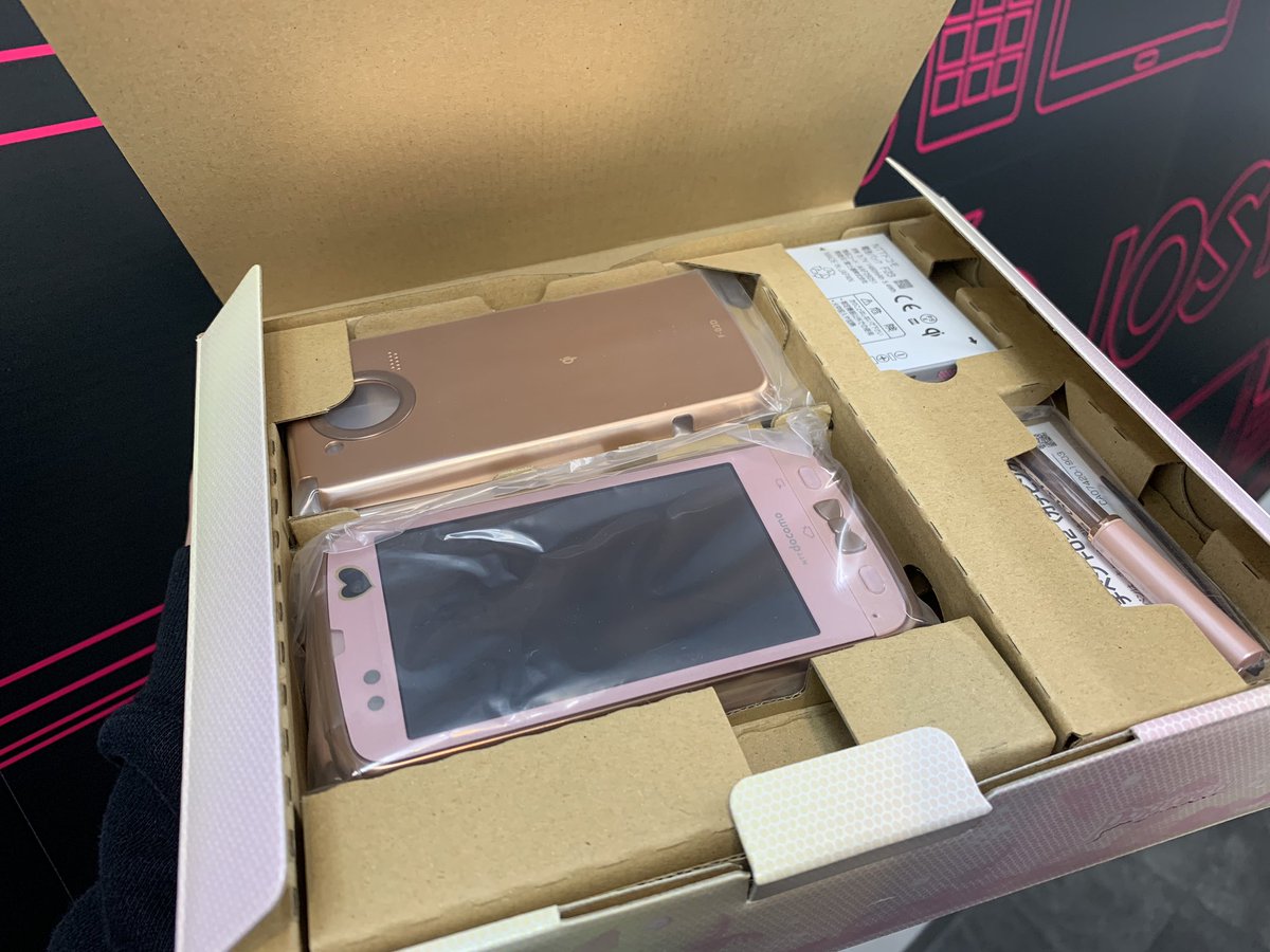 iosys_official's tweet photo. 【まさかの未使用品】
F-03D Girls' ガチピンク
未使用品 税込3,980円
大昔激安特価で箱積みしていたらめっちゃ売れましたな～
購入層は３０～６０代の男性でしたよ♪
⏬商品ページ⏬
https://t.co/IedyQogQ7v
在庫店舗：アキバ路地オモテ店
　　　　　アキバ路地ウラ店
#イオシス #F03D https://t.co/vDGWMvwJy9