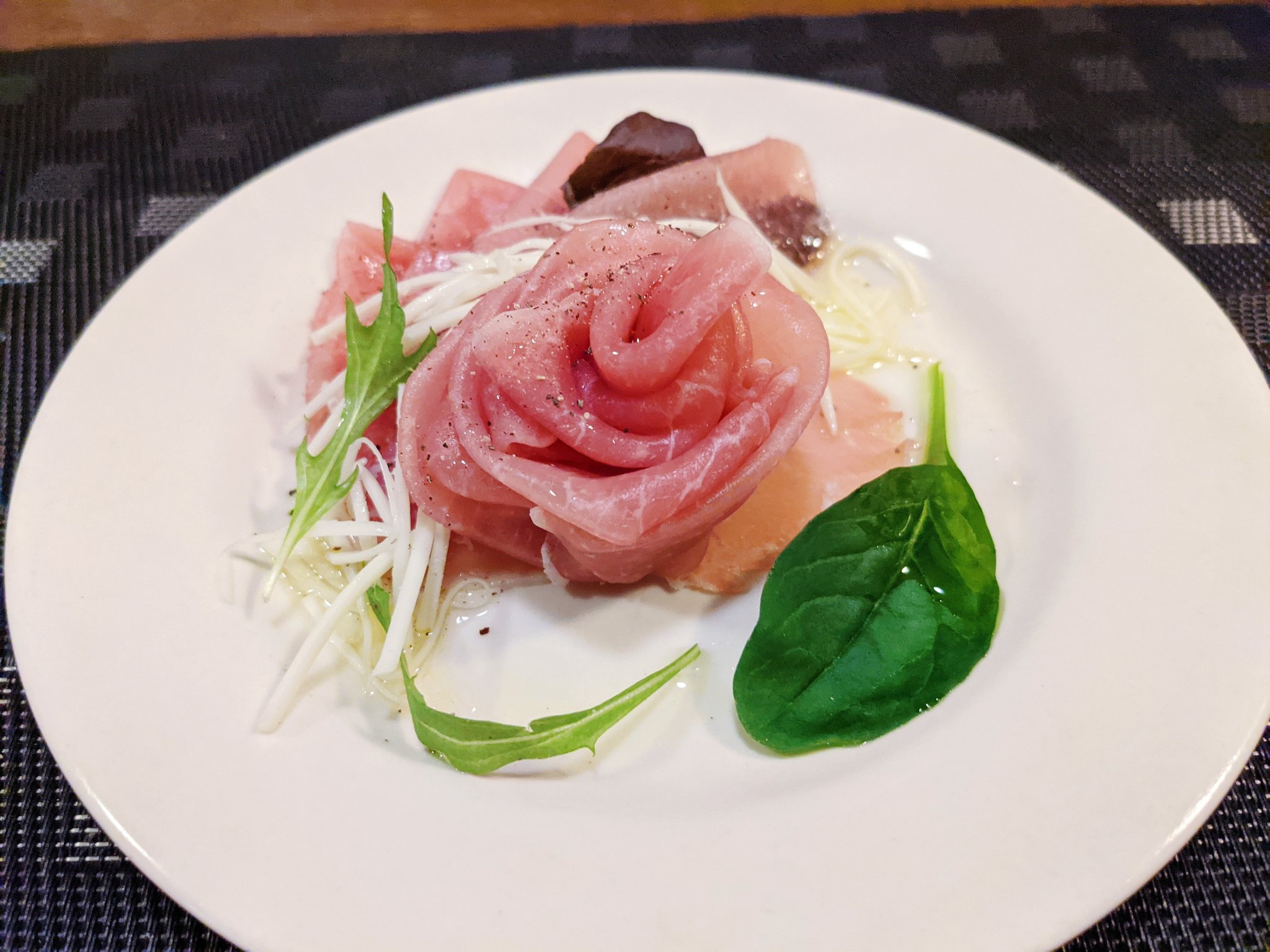 ハマごはん お手軽レシピ En Twitter おつまみレシピ 生ハム花とさけるチーズのオリーブオイルがけ すごく簡単です インスタにお花の作り方載せてます 材料 画像2枚目参照 さけるチーズをさく 細切りスライサーを使用すると見栄えが良いです 生