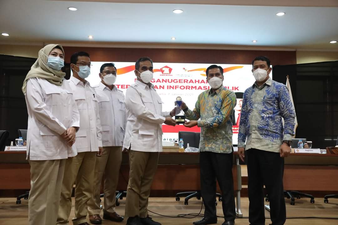 Gerindra's tweet photo. Komisi Informasi Pusat (KIP) menyerahkan penghargaan partai politik “Paling Informatif” kepada Partai Gerindra. https://t.co/0NhnAopGmJ