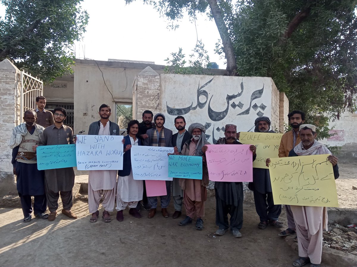 BalochCommittee's tweet photo. بلوچ یکجہتی کمیٹی (گرین بیلٹ) کے زیر انتظام اوستہ محمد پریس کلب کے سامنے ہزارہ برادری دھرنے سے یکجہتی میں ڈیمونسٹریشن منعقد ہوا جس میں نوجوانوں اور محنت کشوں نے شرکت کی۔ 

بلوچ یکجہتی کمیٹی

#Hazarakillings #StopHazaraGenocide https://t.co/eV700uQSNc