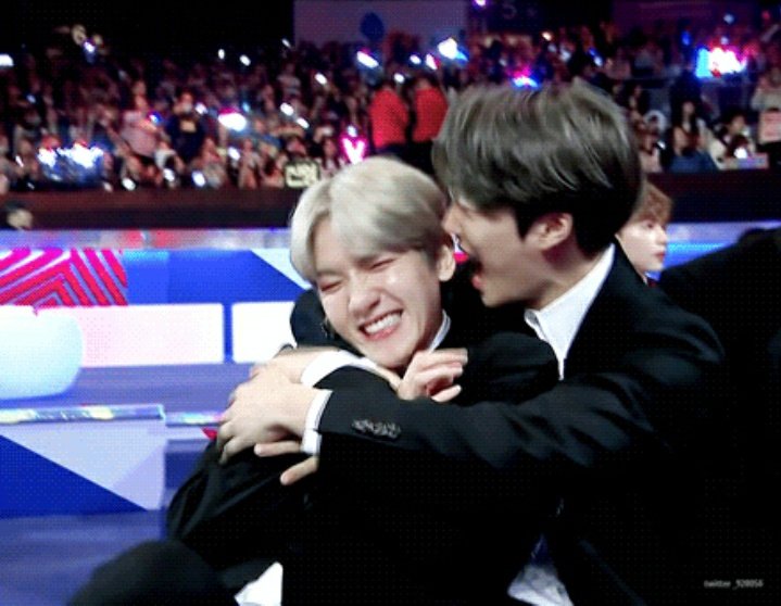 miowww_sh's tweet photo. 2017년 마마 절친?으로 둘이 화면에 잡혀서 이러고 있을때
형들은 조용히 이렇게 보고 있었음 https://t.co/eBOACJSZmg