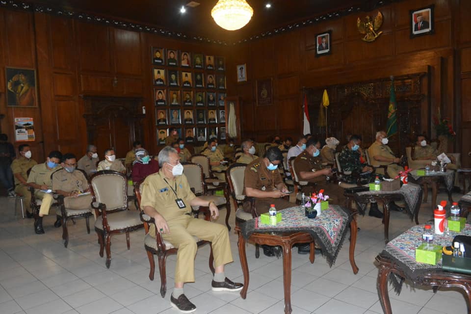 BmsMedsos's tweet photo. Masa Tanggap Darurat Banyumas Diperpanjang Lagi
Bupati Banyumas Ir Achmad Husein meminpin rapat koordinasi penanggulangan covid-19 bersama Forum Komunilasi Pimpinan Daerah (Forkopimda) dan instansi terkait, Senin (04/01/2020) di Ruang Joko Kahiman. https://t.co/ivv0IhhlrY