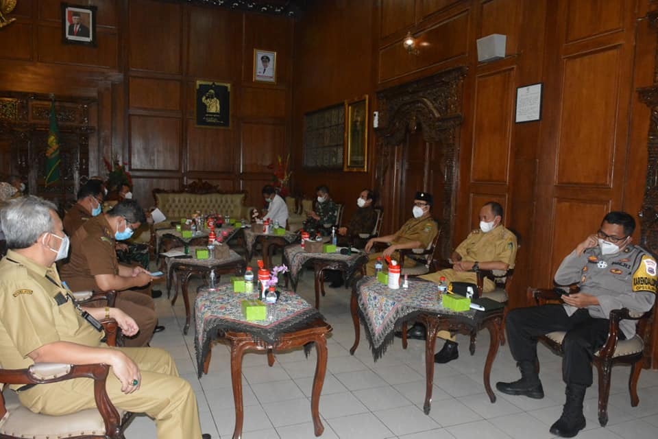 BmsMedsos's tweet photo. Masa Tanggap Darurat Banyumas Diperpanjang Lagi
Bupati Banyumas Ir Achmad Husein meminpin rapat koordinasi penanggulangan covid-19 bersama Forum Komunilasi Pimpinan Daerah (Forkopimda) dan instansi terkait, Senin (04/01/2020) di Ruang Joko Kahiman. https://t.co/ivv0IhhlrY