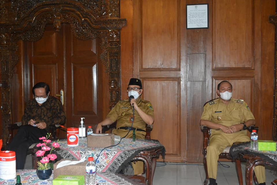 BmsMedsos's tweet photo. Masa Tanggap Darurat Banyumas Diperpanjang Lagi
Bupati Banyumas Ir Achmad Husein meminpin rapat koordinasi penanggulangan covid-19 bersama Forum Komunilasi Pimpinan Daerah (Forkopimda) dan instansi terkait, Senin (04/01/2020) di Ruang Joko Kahiman. https://t.co/ivv0IhhlrY