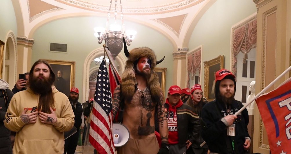 Gisteren nog onderdeel van de massa, vandaag staat hij er alleen voor. Zal wel even "brommen" worden...