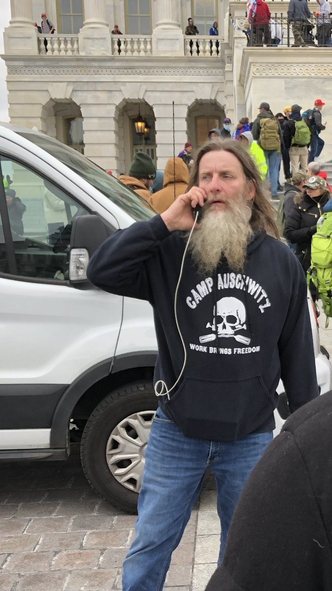 Hadden jullie deze leukerd al gezien? Even later bestormde hij Capitol Hill met zijn trui. Daar staat ‘work brings freedom’ op. Inderdaad: ‘Arbeit macht Frei’. #zegnietdathetmeevalt