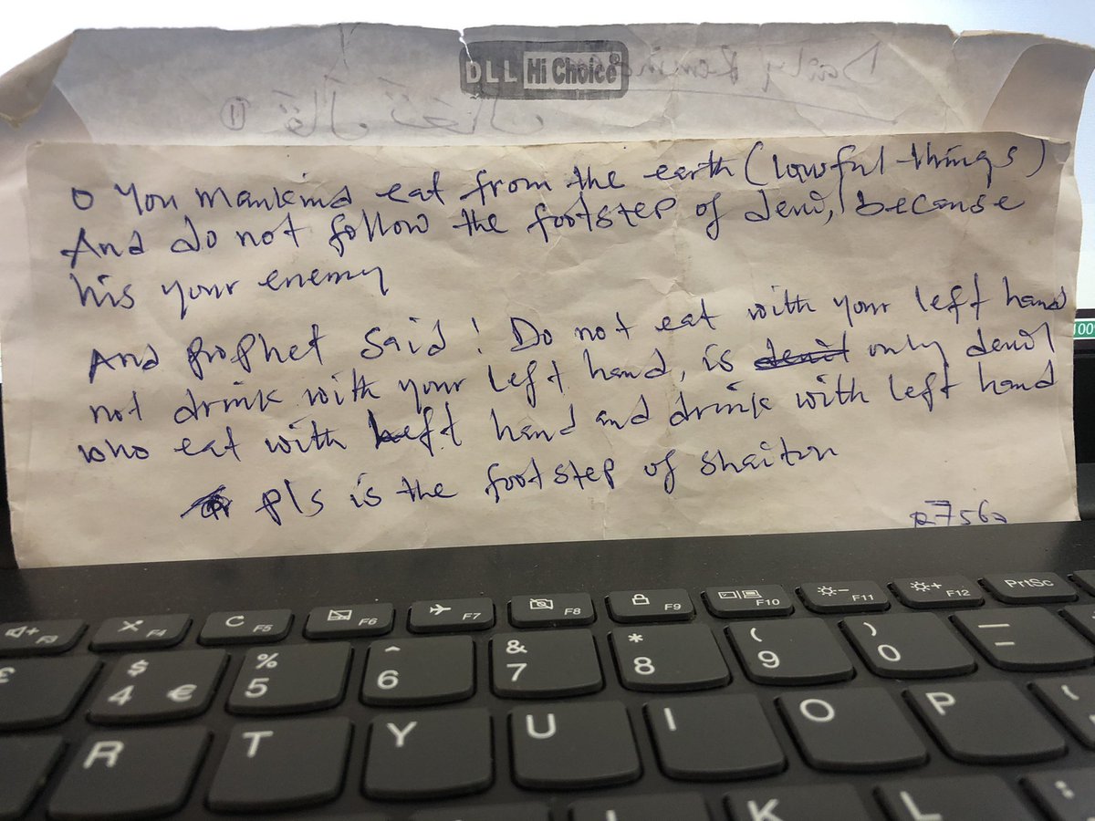 Meeiynalicious's tweet photo. So my colleague at work today by the name of Mr. Lawal saw me eating an Apple with my left hand. 

So he walked up to me and handed me this note written in Arabic and translated into English.

I felt embarrassed yet grateful.
May Allah bless us with ppl as such around us. https://t.co/lpf0OPNIhp