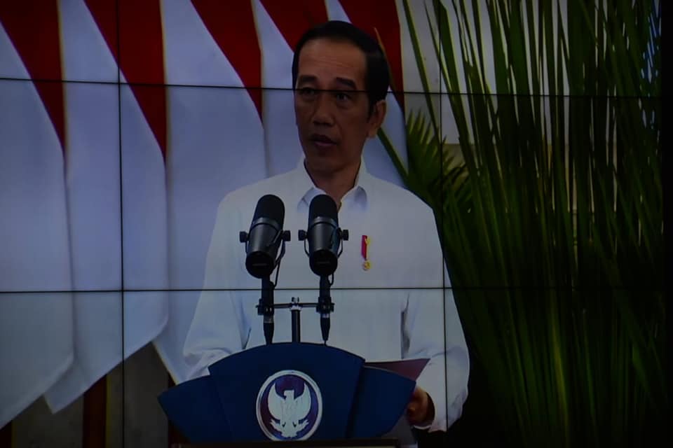 BmsMedsos's tweet photo. Presiden RI Serahkan  3.500 Sertifikat Untuk Masyarakat Banyumas Purwokerto : Presiden RI Joko Widodo meneyerahkan 584.447 sertifikat tanah  bagi 26 propinsi dan 273 kabupaten kota. Penyerahan tersebut diantaranya 3.500 sertifikat untuk masyarakat Banyumas secara virtual https://t.co/2fVPynh9D3