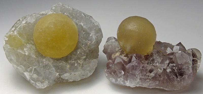 水晶やフローライトを覆った石英膜を採掘後に剥離する作業が行われます