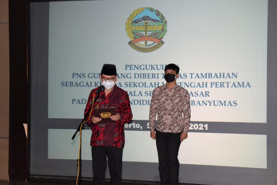 BmsMedsos's tweet photo. Bupati Banyumas Ir Achmad Husein mengukuhkan 38 Kepala Sekolah yang terdiri 24 Kepala SMP dan 14 Kepala SD, Selasa 5 Januari 2021 di Pendopo Sipanji Purwokerto https://t.co/UjK0DqSMUw