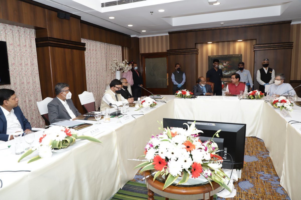 JoshiPralhad's tweet photo. Chaired a meeting to review the performance of @NALCO_India.

Deliberated on expediting the lean slurry project &amp; aluminium park, in Angul and advised @MinesMinIndia officials to extend all possible support to the company. https://t.co/UCpIIU9yZC