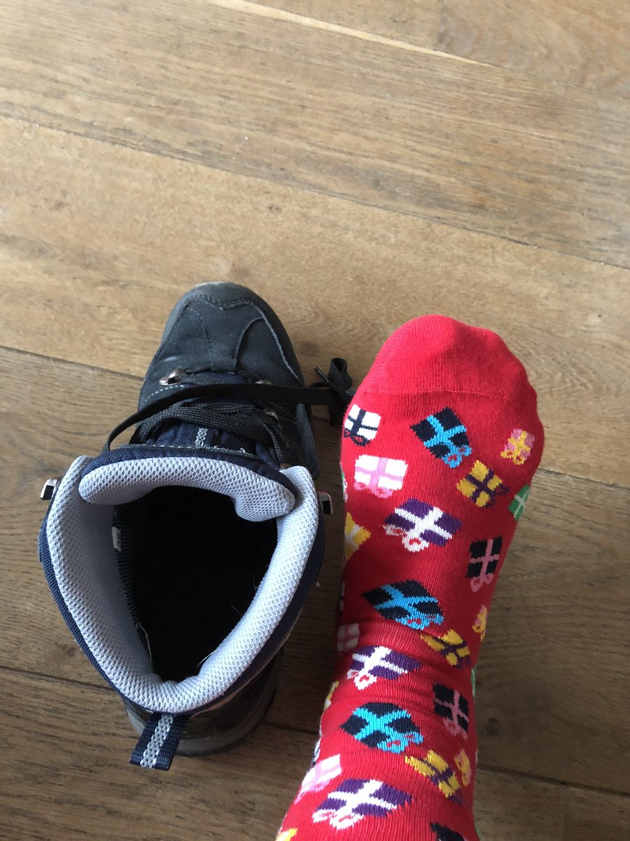 Vandaag hielp mijn haar me fijntjes herinneren aan het feit dat ik niet alles in het leven kan controleren. Dus met kadootjessokken in mijn wandelschoenen, vest aan een mijn regenjas van Happy Rainy Days erover en naar buiten! Dansen in de regen! #vierhetleven #veerkracht