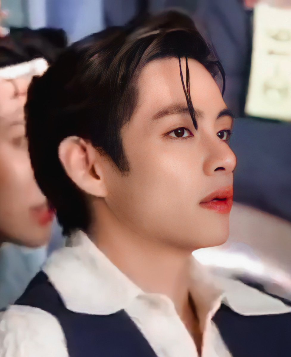 taebokkiii's tweet photo. Kim taehyung exposed ✨ forehead ✨ https://t.co/Re4KVDo0nC