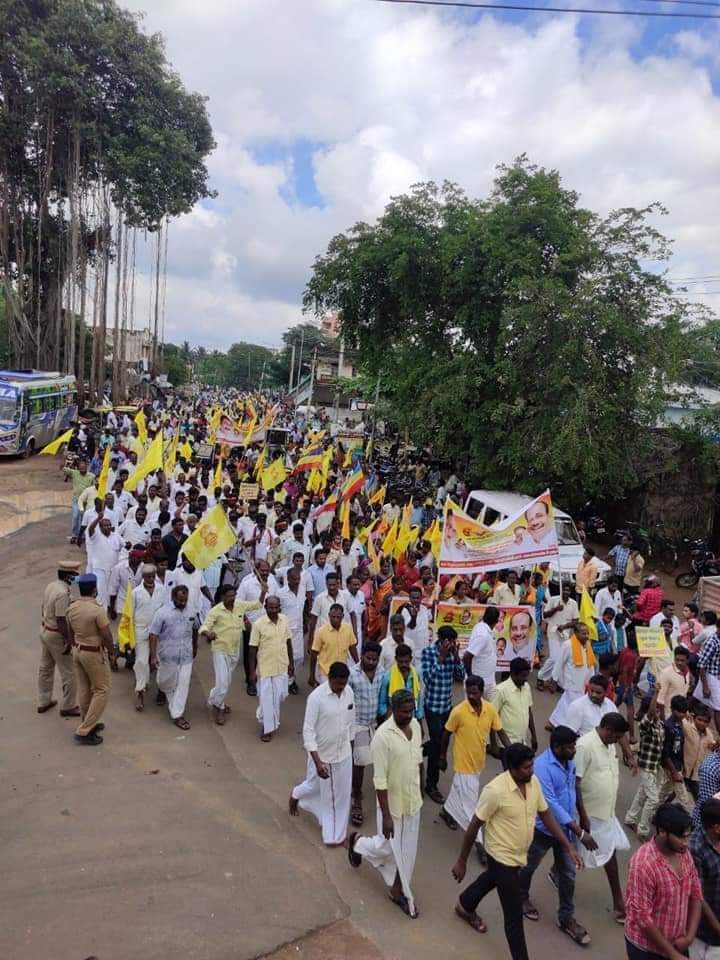 sathriansabesh's tweet photo. அதிருது ஜெயங்கொண்டம்🔥💛❤

200 ரூவா காசுக்கு கூடிய கூட்டமல்ல உணர்வால் ஒன்று சேர்ந்த பாட்டாளியின் கூட்டம்..!!
💙💛❤

#VanniyarLivesMatter https://t.co/EkPGbklg9h