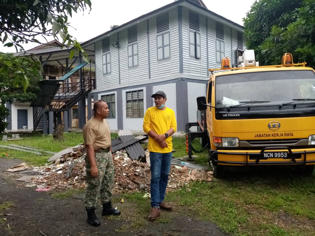 Program Mensejahterakan Rakyat bersama JKR Kuala Pilah dan Yayasan Undang Johol di Rumah Seri Perkasa Kuala Johol, Kuala Pilah. - Khidmat Bakti Diteruskan. @MOWorks <a href="/JKRMalaysia/">JKR Malaysia</a> <a href="/JKRNS/">JKR Negeri Sembilan</a> <a href="/MDKP1/">M.D Kuala Pilah</a>