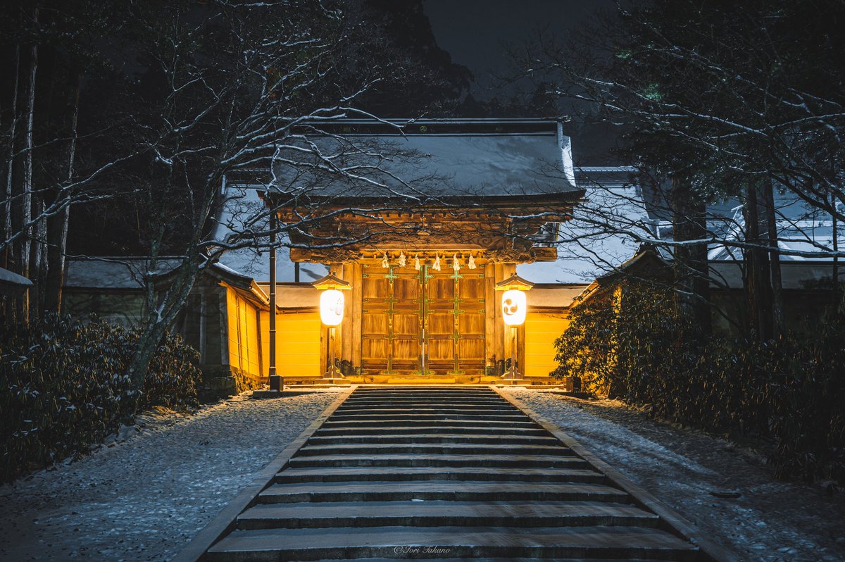 雪の夜に輝く高野山の寺院。
厳かでかくも美しい。