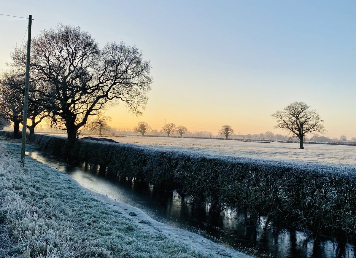 Crawford_H_'s tweet photo. 💙 a walk on a frosty morning ❄️

#Cheshire #Home #LockdownViews https://t.co/3WFQVSaGeO