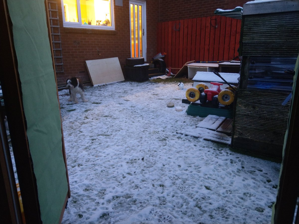 ComTech247's tweet image. View from Chris' Mancave this morning (ie Temp HQ).  Jay is heading across to #Callender whilst the rest of us sit tight ready for the influx of support calls #remotesupport #itsupportstirling