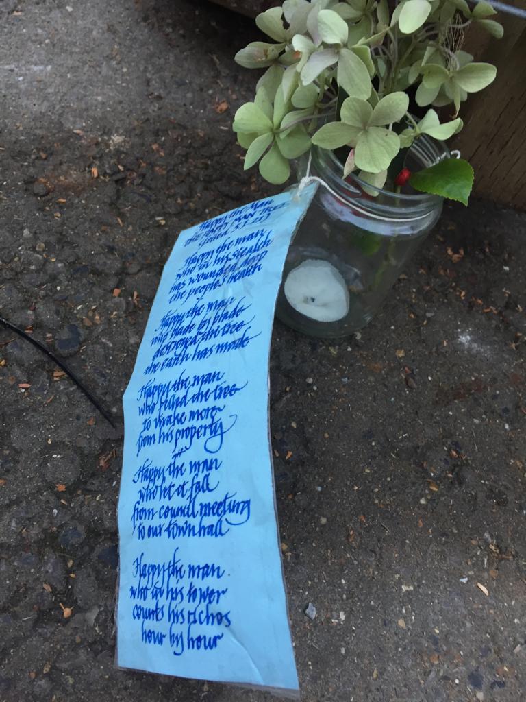 happymantree's tweet photo. Last tributes to the #HappyManTree before what is left is hidden behind hoardings. #RememberThisTree https://t.co/px5OktlYXl