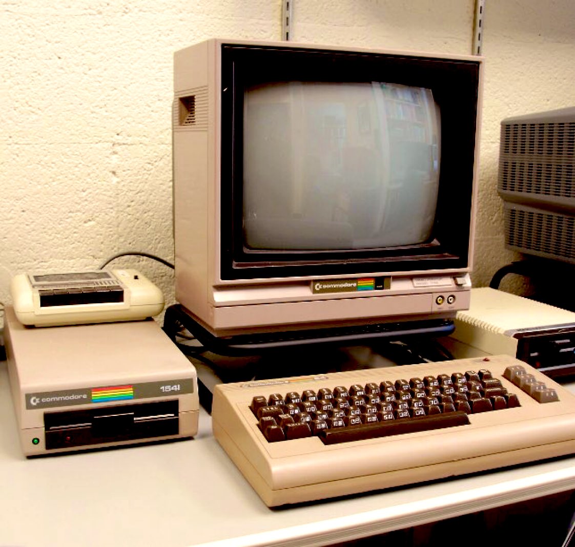 38 years ago today, the Commodore 64 was first revealed at the Consumer Electronics Show, in Las Vegas (1982). Retweet if you loved yours...