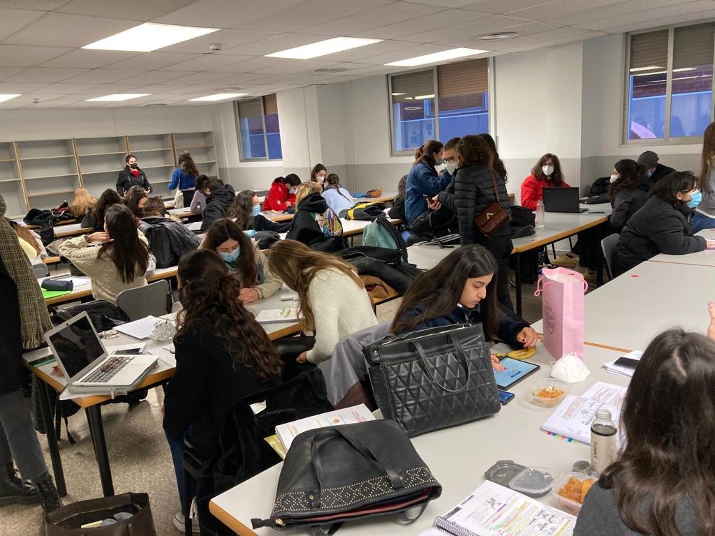 alexsnclmnt's tweet photo. Celebrar el Nadal amb 11 persones: ❌
Fer exàmens presencials amb 200 persones:✅

Quina puta vergonya. https://t.co/sUApjU7tSo