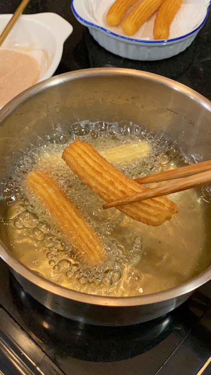 สูตรChurros หรือ ปาท่องโกสเปน
เอาใจคนไม่มีเตาอบกันบ้าง วิธีการทำคล้ายๆchouxเลย แต่เปลี่ยนจากอบเป็นทอด จะได้ลองทำกินกันได้😁 ทำง่ายกว่าchoux ไม่ต้องอะไรมาก เดี๋ยวมาแปะวิธีทำให้นะ😍ทั้งchurros และchocolate dip🍫